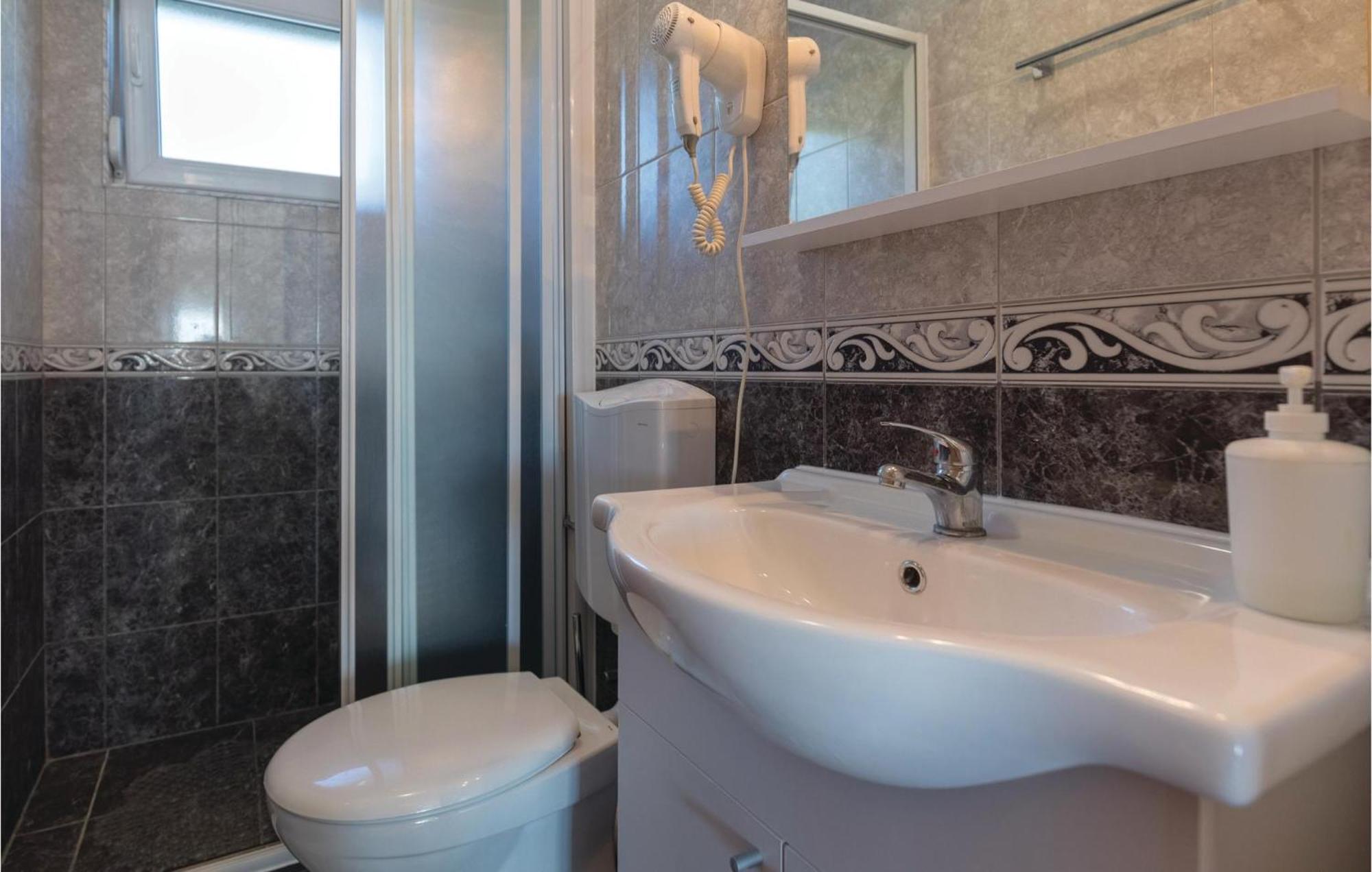 1 Bedroom Cozy Apartment In Klek Exterior foto